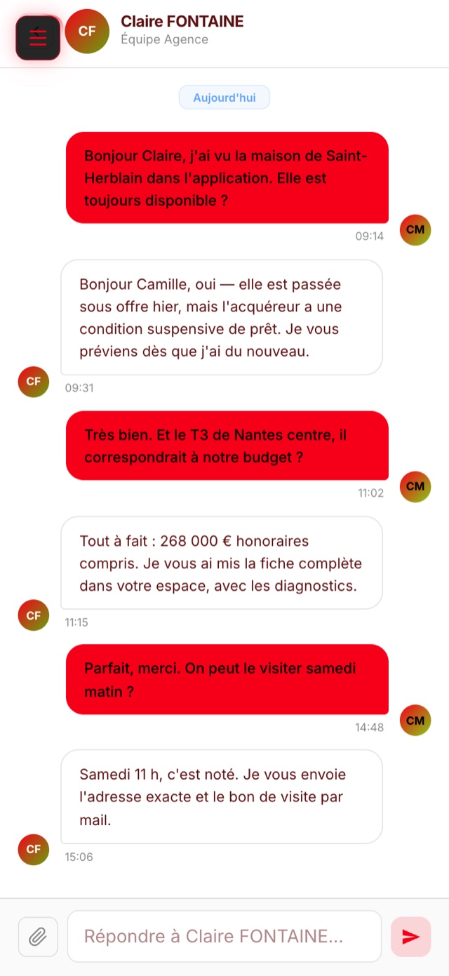 Espace client sur téléphone : conversation entre une cliente et sa conseillère, aux couleurs de l'agence.